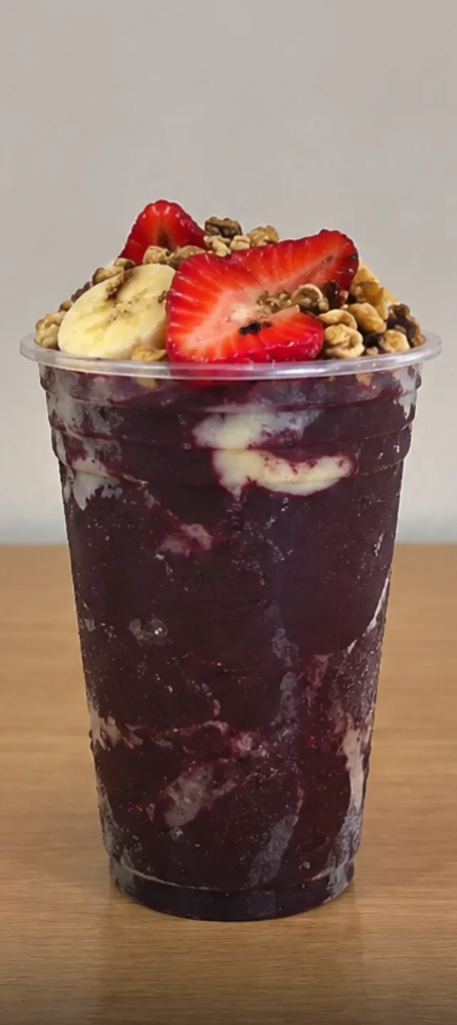 Foto amadora e caseira do copo de açaí, tirada no celular